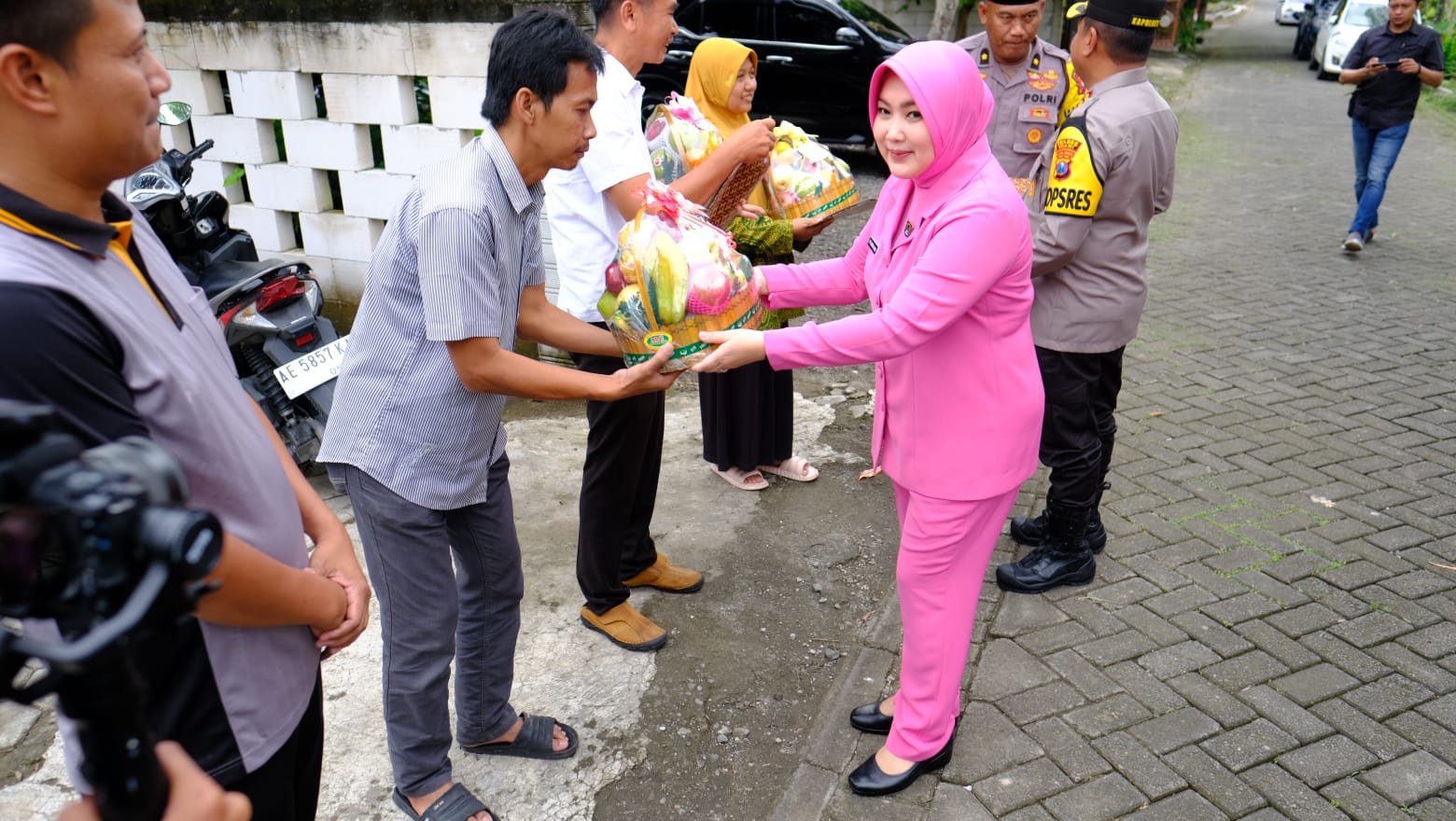 Kapolres Dan Ketua Bhayangkari Cabang Ngawi Kunjungi Anggota Terdampak Banjir