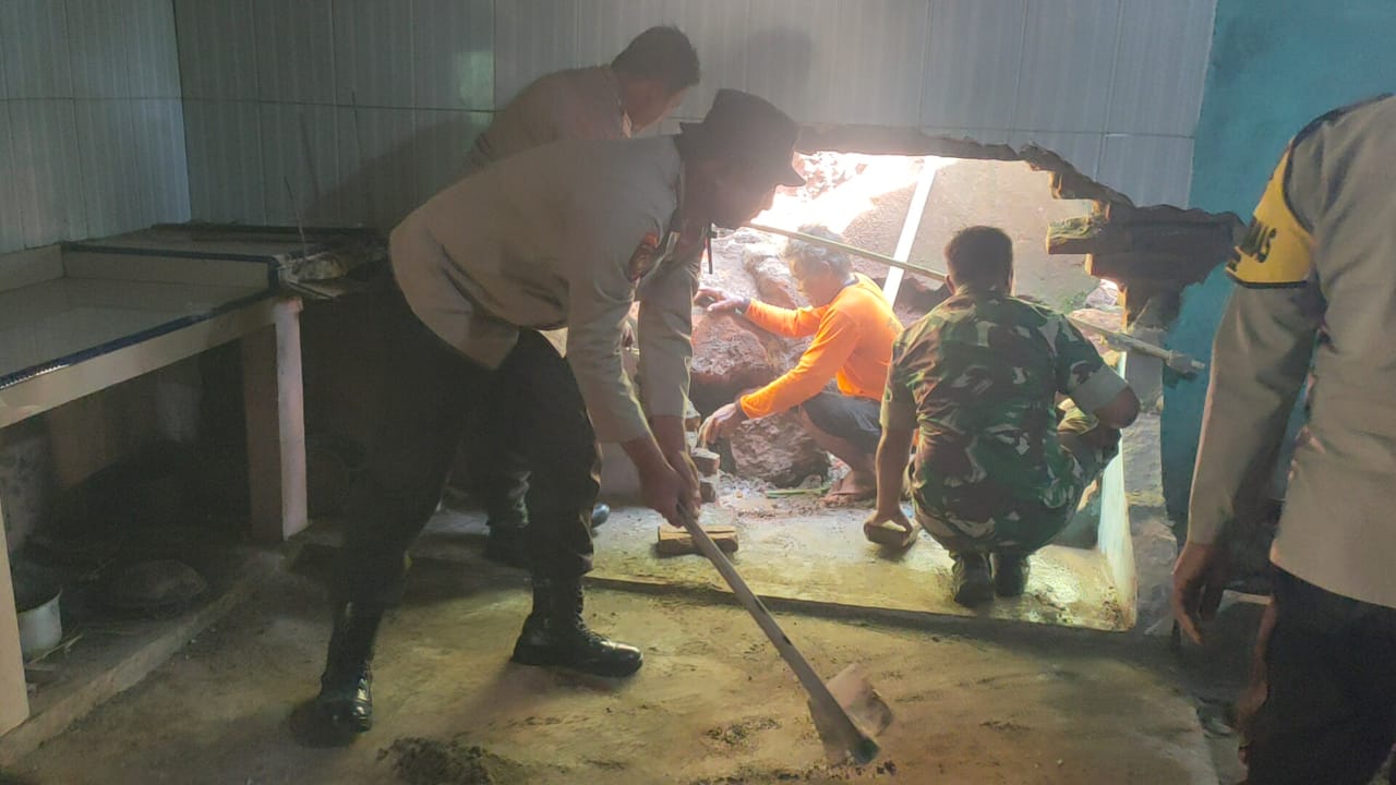 Kompak TNI Polri Ngawi, Perbaiki Tembok Rumah Buniran di Kendal Pasca Longsor