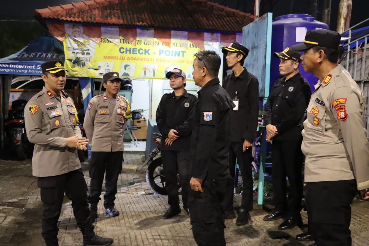 Polres Pelabuhan Tanjung Priok Gelar Patroli Antisipasi SOTR dan Sahur Bersama Warga Pelabuhan Muara Baru