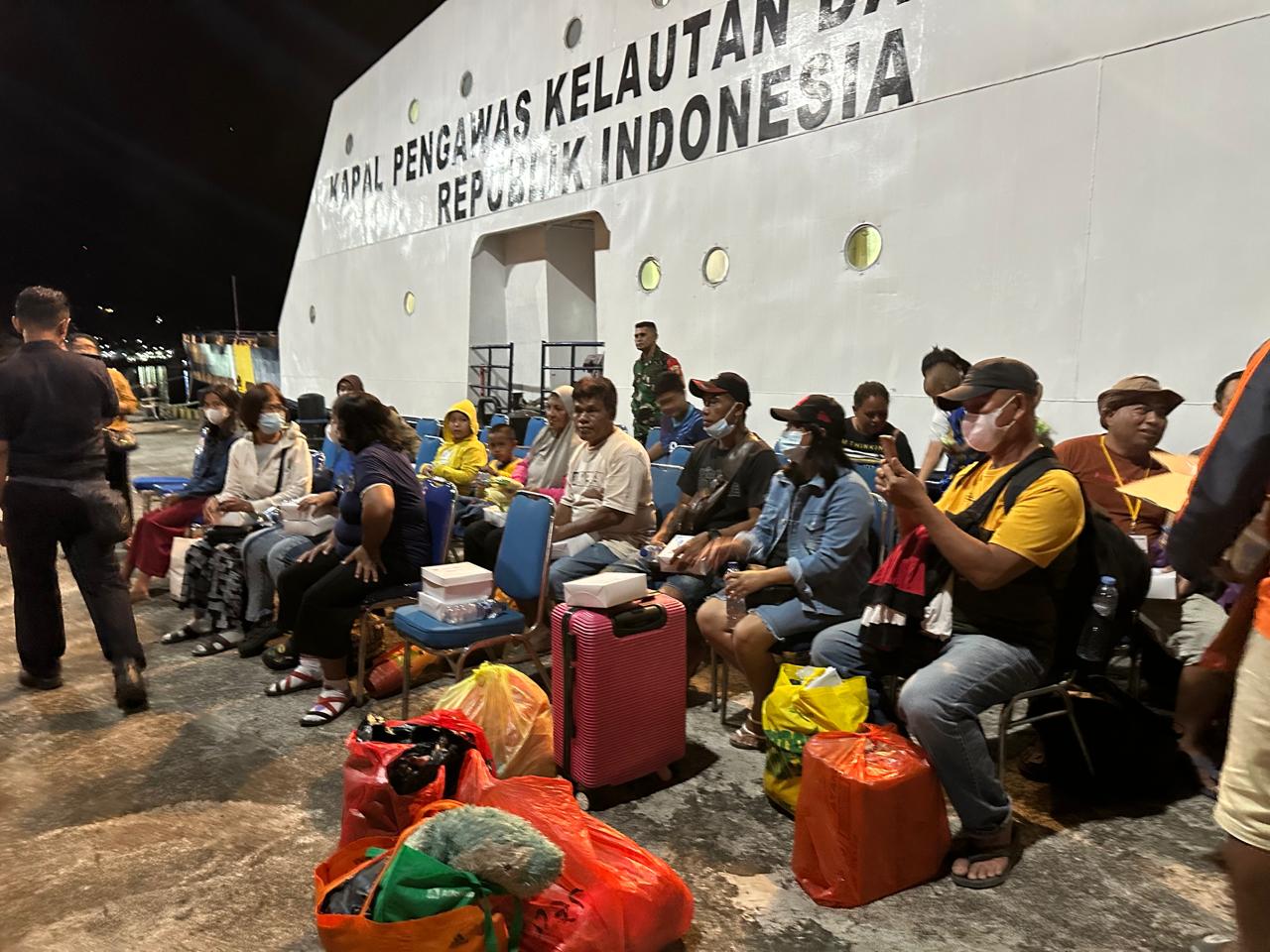 KKP Terjunkan Kapal Pengawas Bantu Evakuasi Warga Pengungsi Erupsi Gunung Ruang