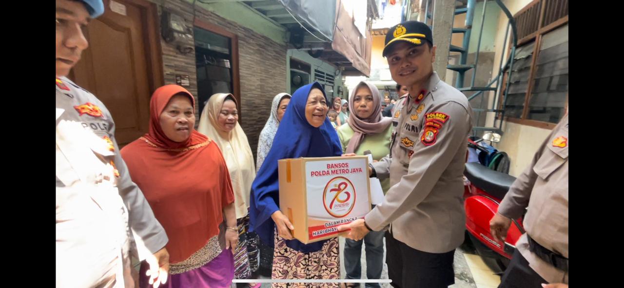 Wujud Kepedulian Polri, 70 Paket Sembako Disalurkan Polsek Grogol Petamburan di Kampung Sawah
