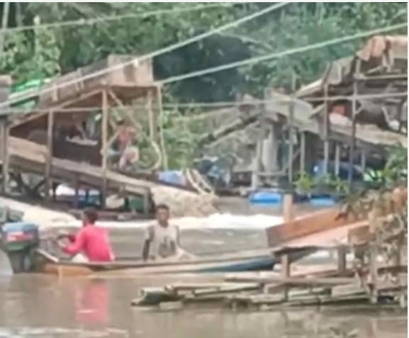 Banyak Ikan Mati Akibat PETI Di Suhaid, Masyarakat Marah,Minta Kapolda Kalbar Berantas Kegiatan PETI Di Sungai Batang