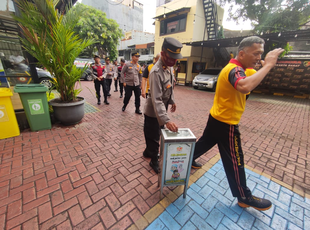 Personel Polsek Tambora Berbagi Kebahagiaan Melalui Giat Celengan Anak Yatim