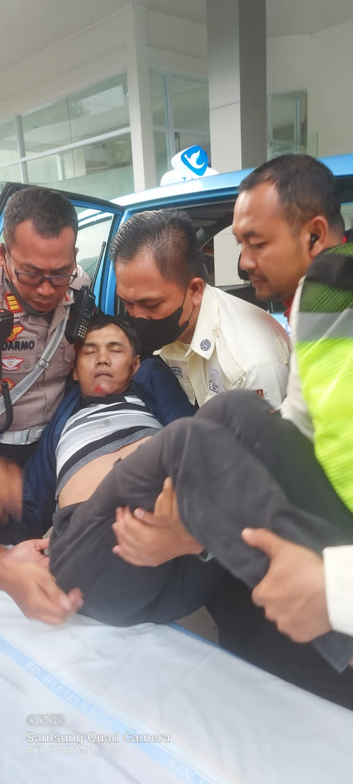 Sigap Personel Satlantas Jakarta Barat Bantu Korban Lakalantas Warga Hendak Berobat