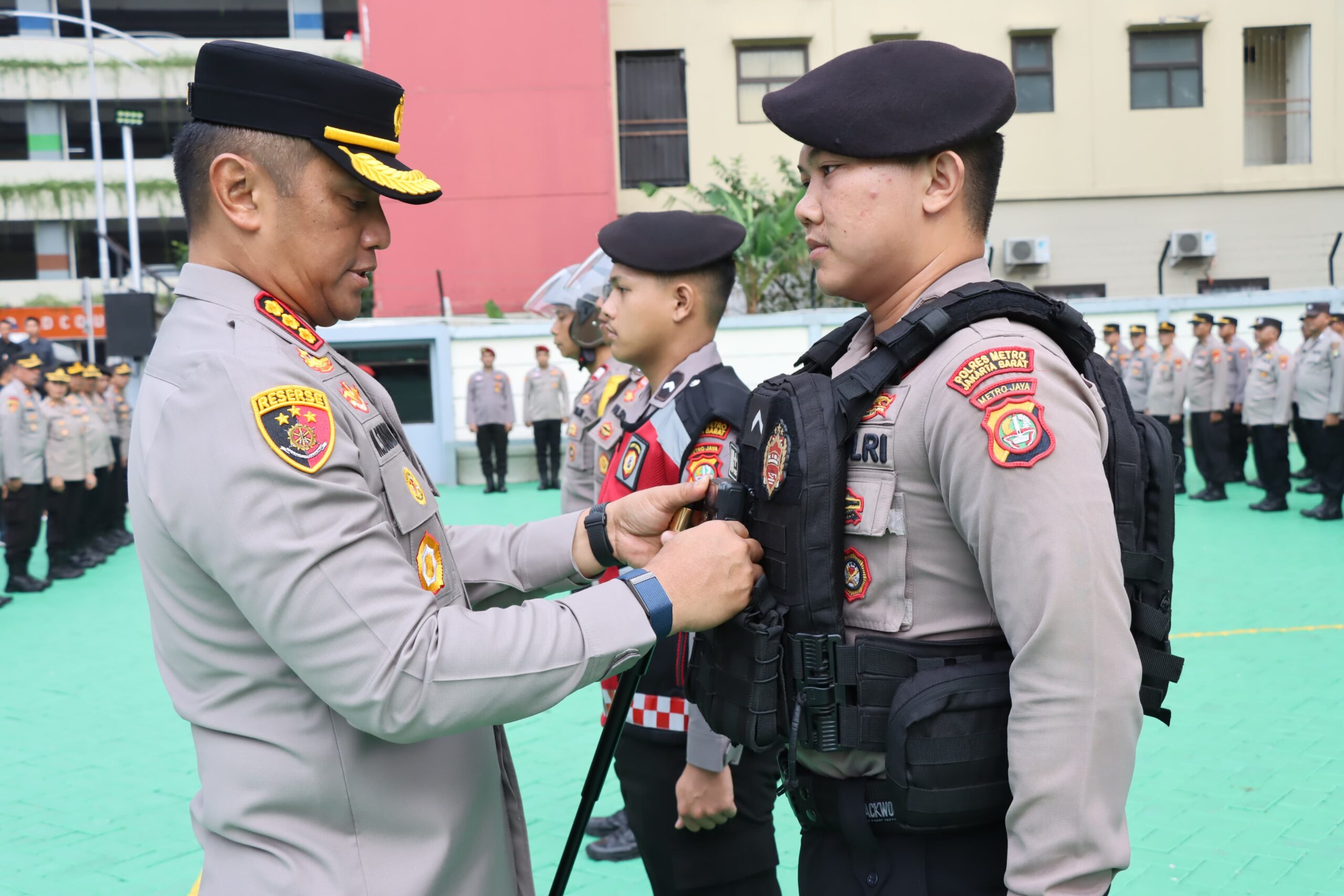 Keselamatan Personel, Kapolres Metro Jakarta Barat Berikan 500 Helm, Rompi, dan Bodycam