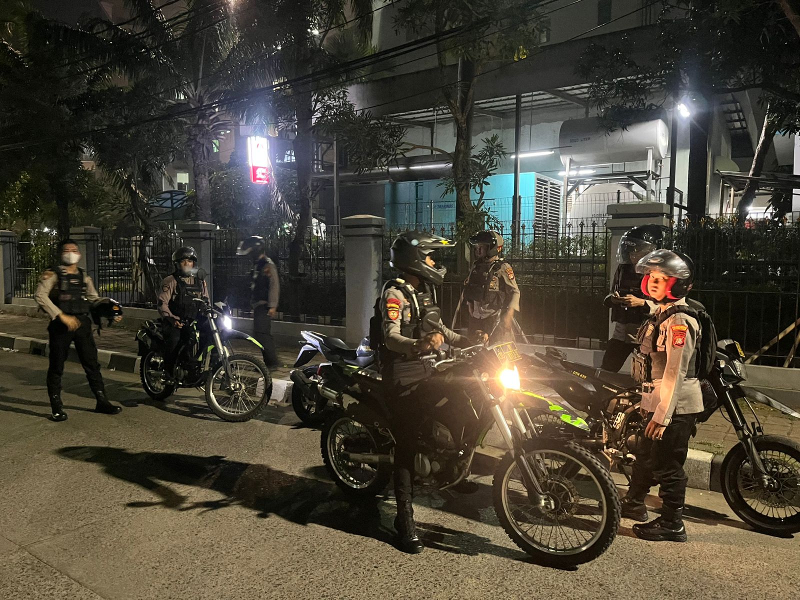 Tim Patroli Polres Metro Jakbar Gagalkan Tawuran, 8 Remaja Diamankan Berikut Sajam