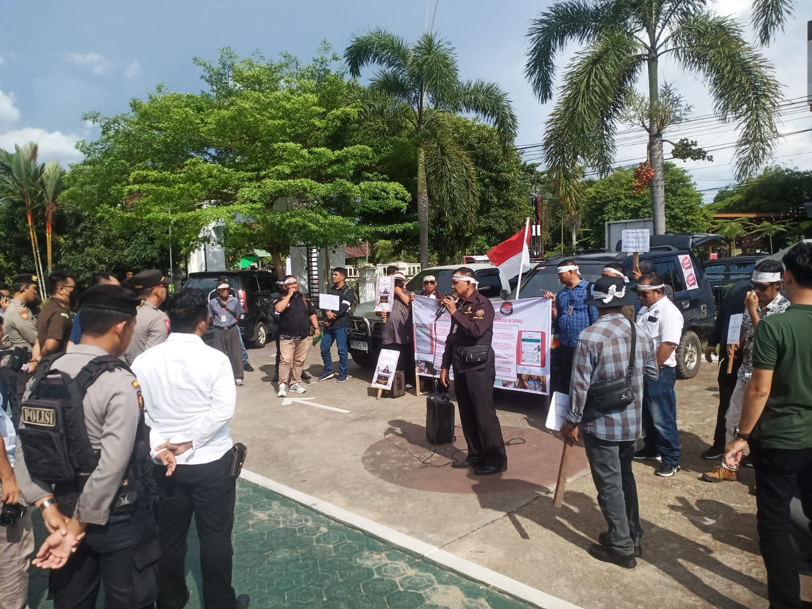 Tuntutan Klarifikasi Terus Berlanjut : Aksi Demo Wartawan dan NGO di Kejaksaan Negeri Ketapang