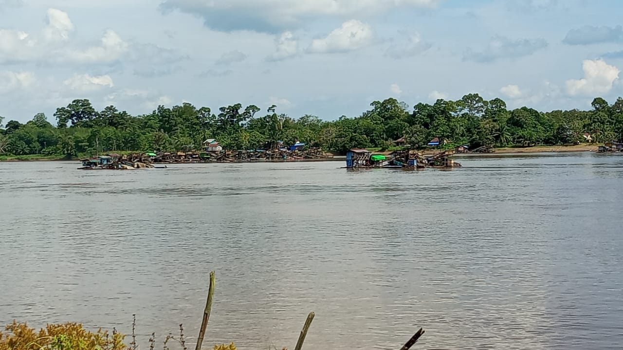 Diduga Polsek Sepauk Ternak Kegiatan PETI Disungai Kapuas