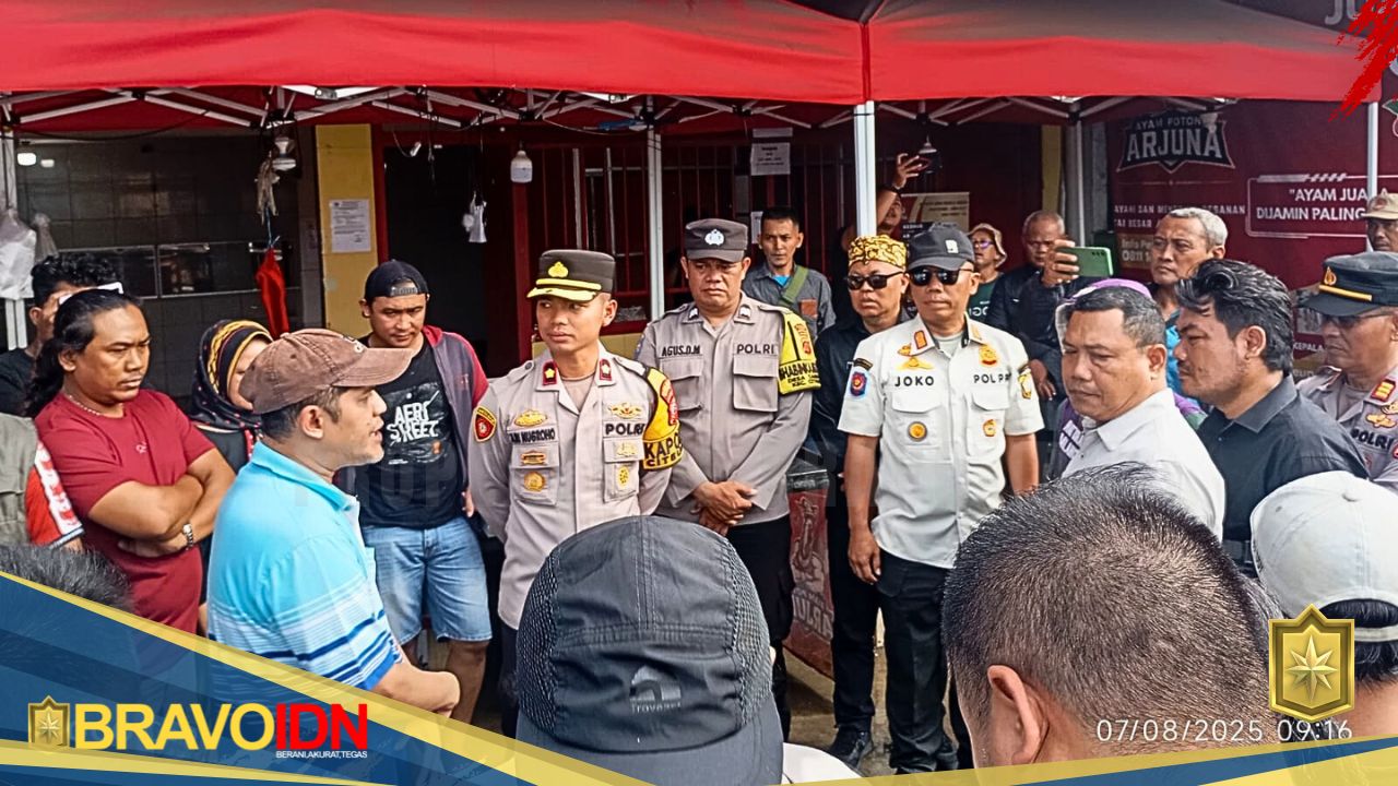 Kapolsek Citeureup Bersama Forkopicam Citeureup Mengamankan areal Unras dan Memediasi Pihak Pedagang Ayam dan PT Arjuna